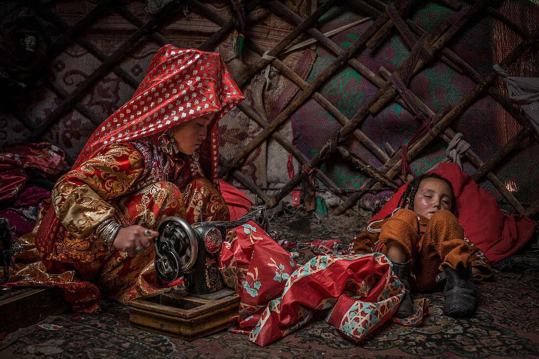 Nähende Kirgisin in einer Jurte, Afghanistan, Asien