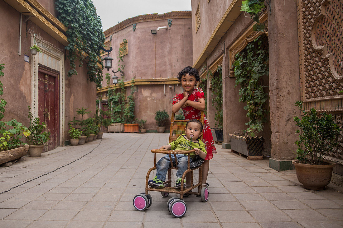 Kinder in der Altstadt von Kaschgar, China, Asien