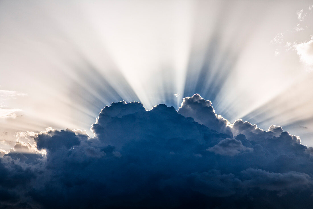 Sonneneinstrahlung über Wolke bei Sonnenuntergang, Nordkenia