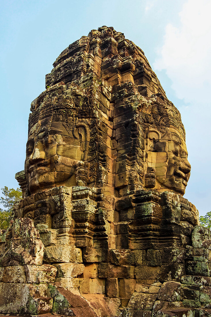 Turm mit zwei der 216 lächelnden Sandsteingesichter am Bayon Tempe, Angkor, UNESCO-Welterbestätte, Siem Reap, Kambodscha, Indochina, Südostasien, Asien hoch