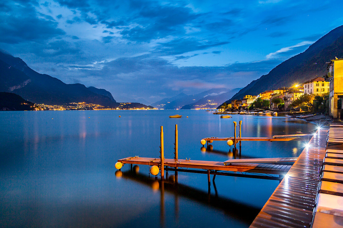 Blick auf Comer See von Lezzeno in der Dämmerung, Provinz von Como, Comer See, Lombardei, italienische Seen, Italien, Europa
