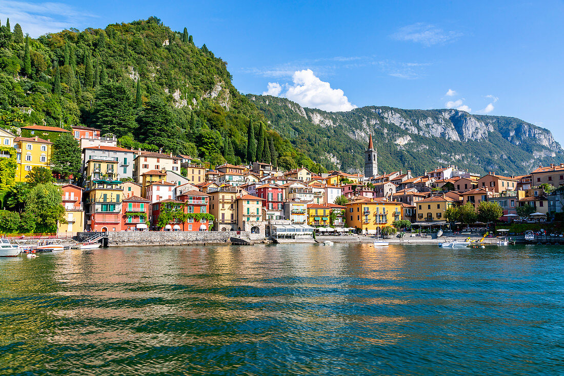 Blick auf See und von Dorf von Vezio, Provinz von Como, Comer See, Lombardei, italienische Seen, Italien, Europa