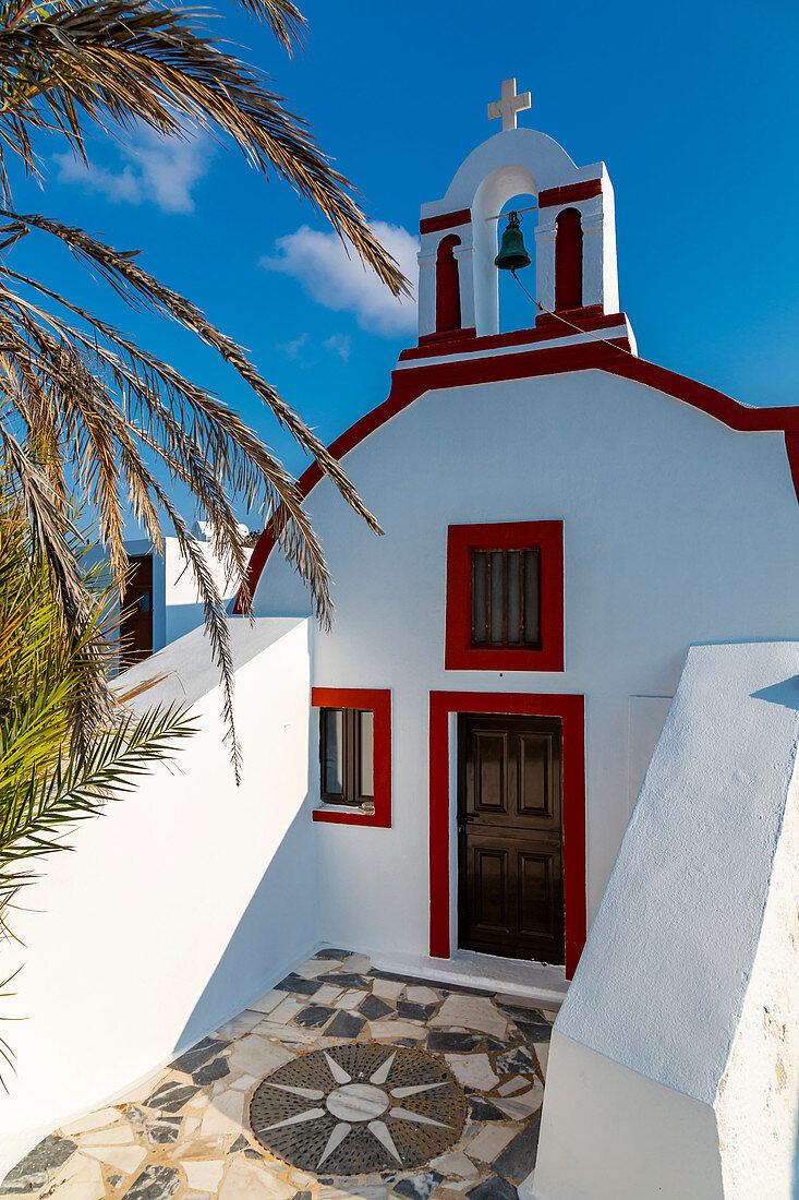 Blick auf kleine traditionelle, weiß getünchte Kirche nahe Oia, Santorini, Kykladen, Ägäische Inseln, griechische Inseln, Griechenland, Europa