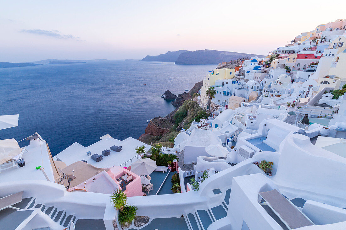 Blick auf das Dorf Oia in der Dämmerung, Santorini, Kykladen, Ägäische Inseln, griechische Inseln, Griechenland, Europa