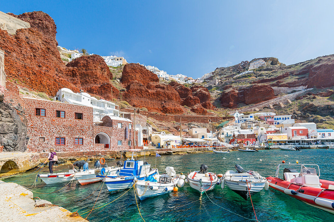 Blick auf Hafen und das Dorf Oia, Santorini, Kykladen, Ägäische Inseln, griechische Inseln, Griechenland, Europa