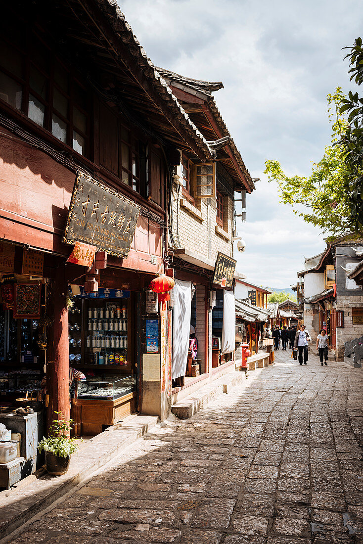 Straßenszene, Lijiang, UNESCO-Welterbestätte, Provinz Yunnan, China, Asien