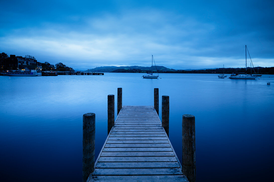 Anlegestelle in der Dämmerung, Lake Windermere, Nationalpark Lake District, UNESCO-Welterbestätte, Cumbria, England, Vereinigtes Königreich, Europa
