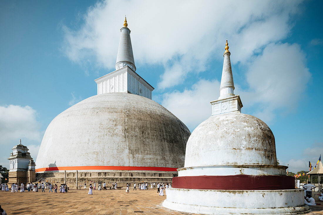 Ruwanweli Saya Dagoba (Golden Sand Stupa), Anuradhapura, UNESCO World Heritage Site, North Central Province, Sri Lanka, Asia