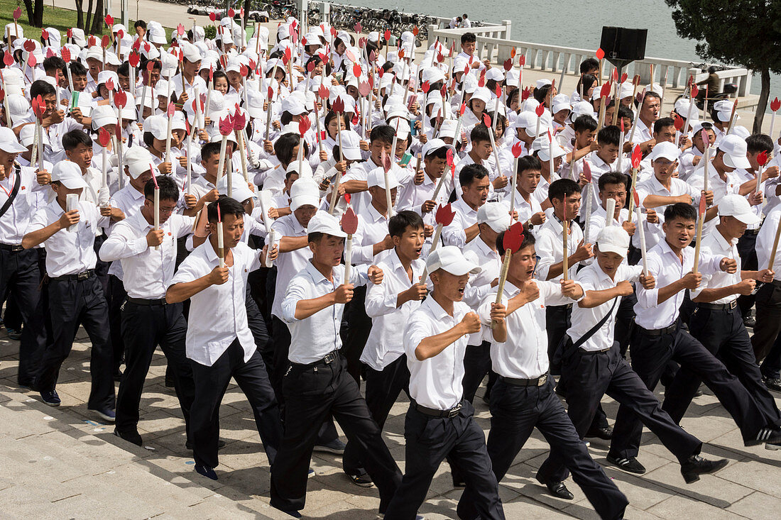 Kim Il Sung Platz mit vielen jungen Menschen, die für eine große Parade üben, Pjöngjang, Nordkorea, Asien