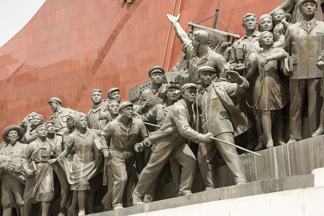 Mansudae Grand Monument, Statuen neben den zwei großen Bronze-Kim-Statuen, Pjöngjang, Nordkorea, Asien