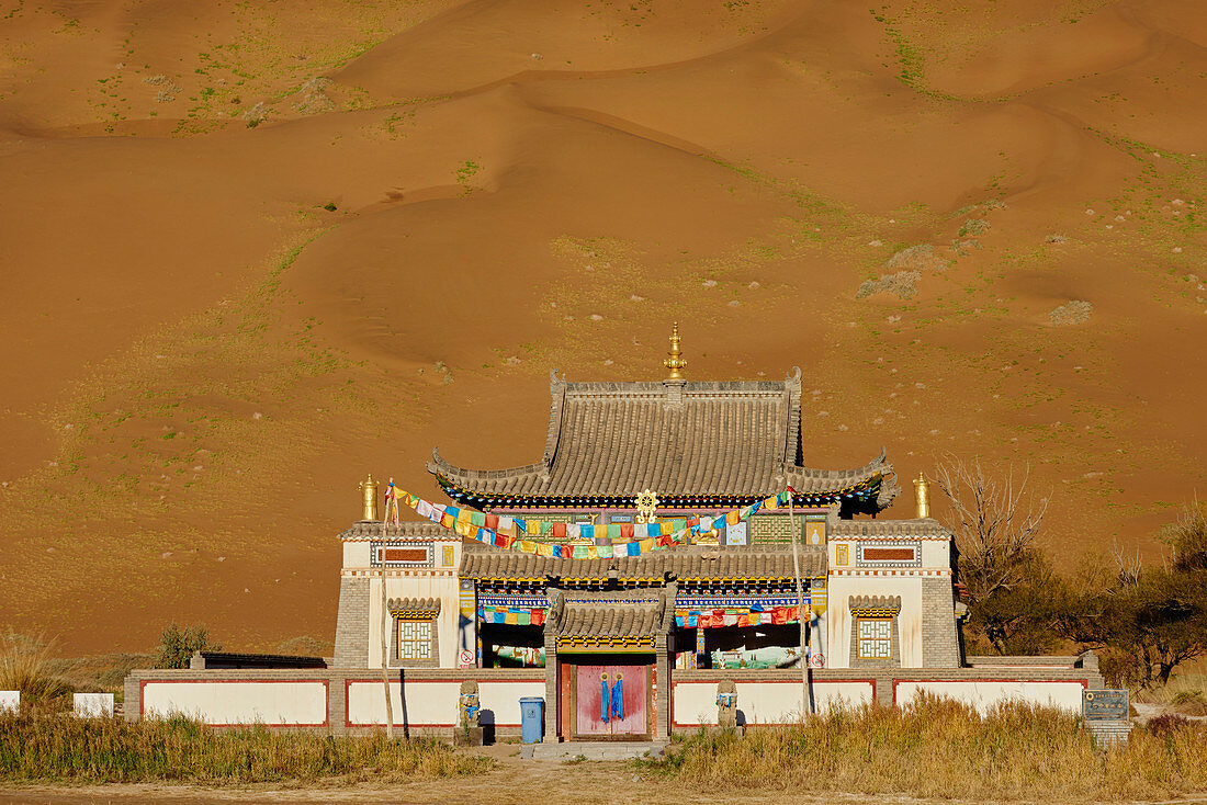 Mongol monastery of Badain Jilin, Badain Jaran Desert, Gobi Desert, Inner Mongolia, China, Asia