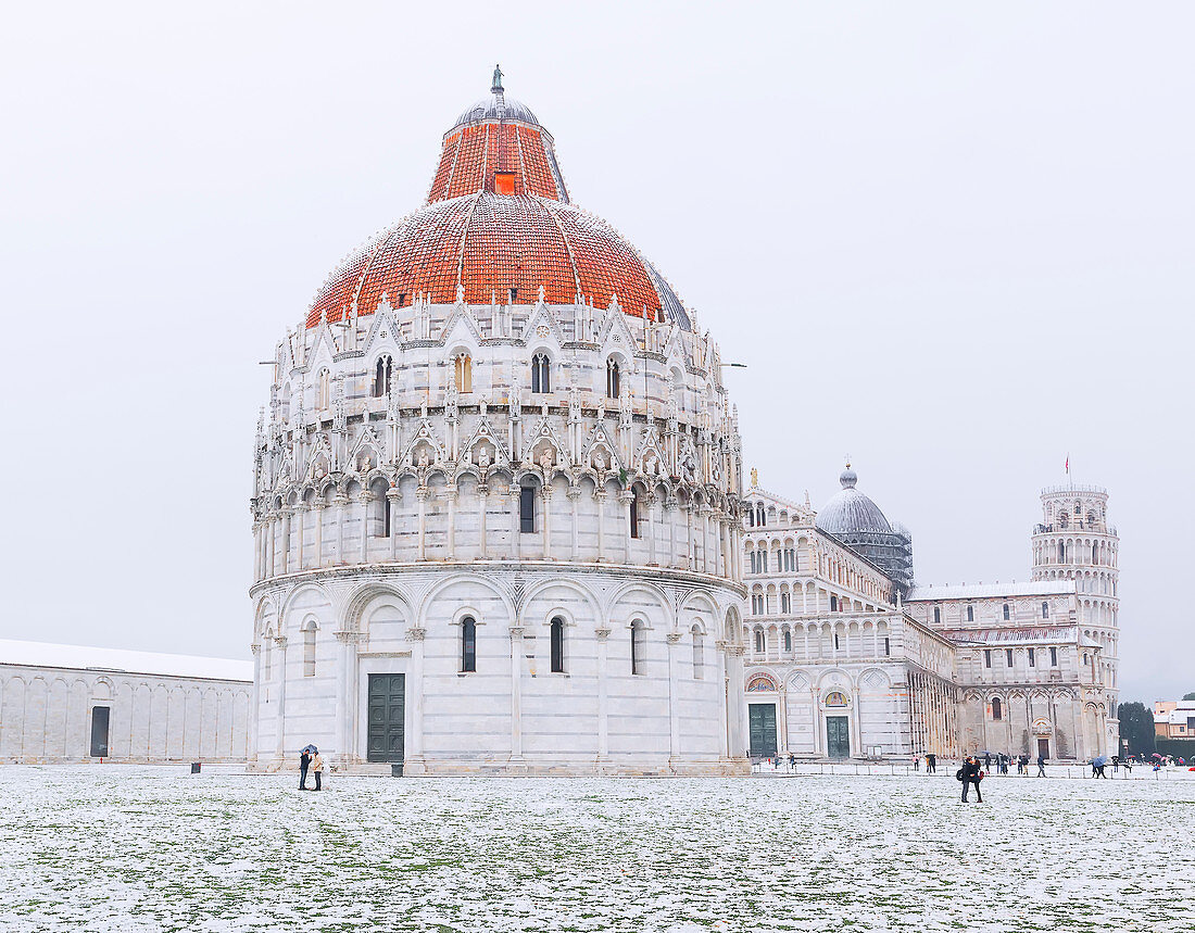 Baptisterium, Kathedrale und der schiefe Turm an einem schneebedeckten Tag, UNESCO-Welterbestätte, Pisa, Toskana, Italien, Europa