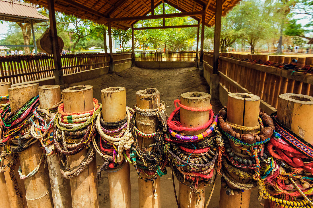 Armbänder von Grabstätten den Killing Fields, wo 1000 von den Roten Khmer, Choeung Ek, Phnom Penh, Kambodscha, Indochina, Südostasien, Asien getötet wurden