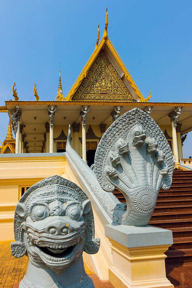 Wächterlöwe und Snakehead Naga, Thron Hall Preah Tineang Tevea Vinichhay in Royal Palace, Stadtzentrum, Phnom Penh, Kambodscha, Indochina, Südostasien, Asien