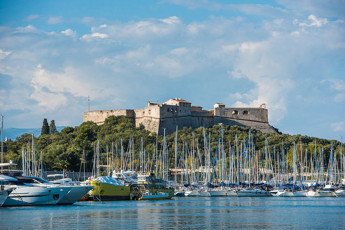 Hafen von Fort Carre und Antibes, Provence-Alpes-Côte d'Azur, Côte d'Azur, Frankreich, Mittelmeer, Europa