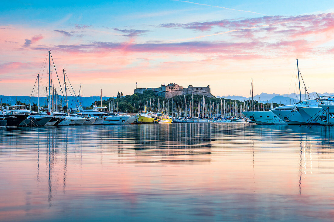 Hafen Fort Carre und Antibes bei Sonnenaufgang, Provence-Alpes-Côte d'Azur, französischer Riviera, Frankreich, Mittelmeer, Europa