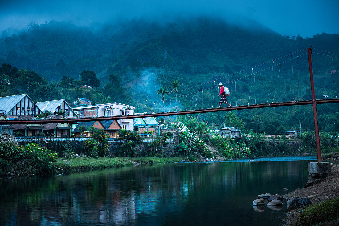 Namorona River an einem nebligen Morgen in der Dämmerung, Ranomafana, Region Haute Matsiatra, Madagaskar, Afrika