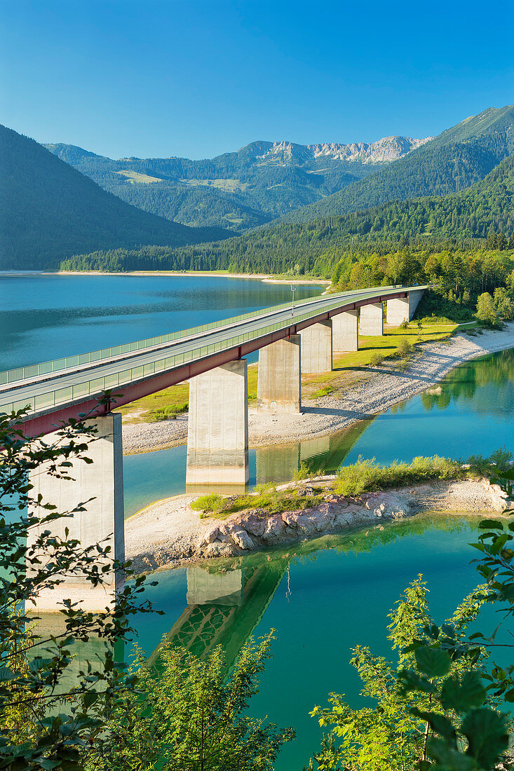 Brücke über den Sylvensteinsee bei Lenggries, Deutsche Alpenstrasse, Oberbayern, Bayern, Deutschland, Europa