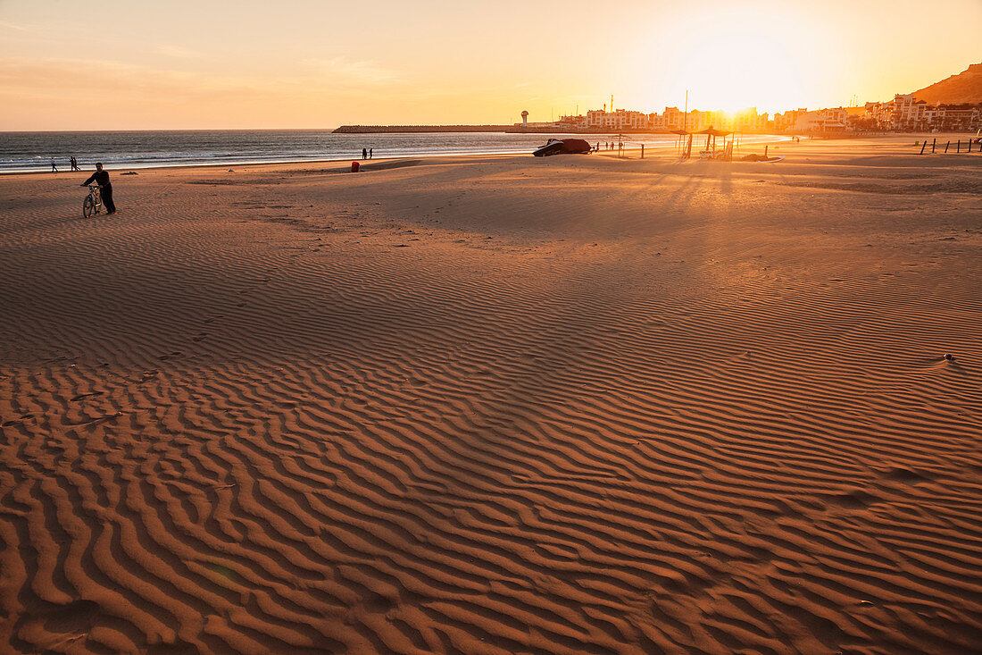 Strand von Agadir bei Sonnenuntergang, Marokko, Nordafrika, Afrika