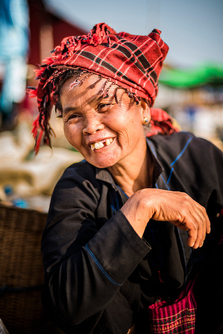 Porträt einer Pa-O Frau auf dem Ywama Markt, Inle Lake, Shan State, Myanmar (Burma), Asien