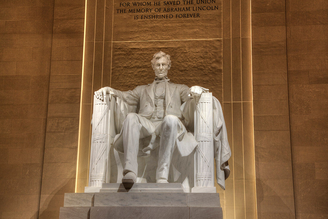 Statue von Abraham Lincoln im Abendlicht, Lincoln Memorial, Washington D.C., Vereinigte Staaten von Amerika, Nordamerika