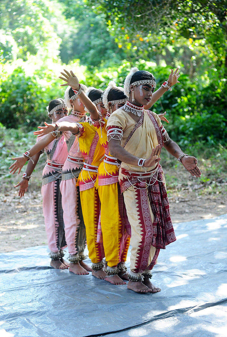 Gotipua-Tänzer in Kostümen, Aufführung des traditionellen Gotipua-Tanzes im ländlichen Dorf, Odisha, Indien, Asien