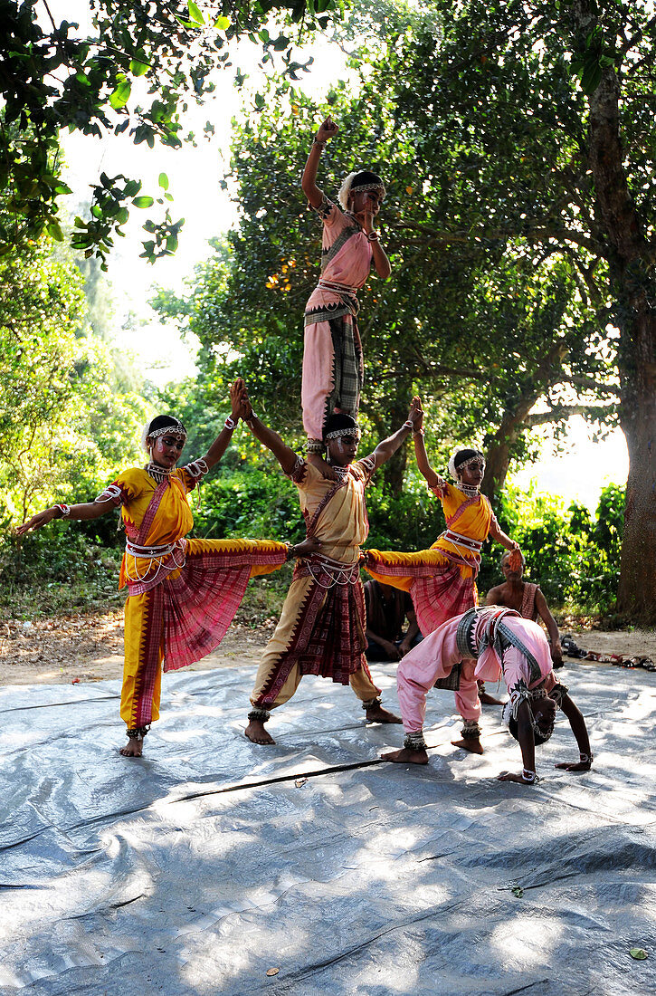 Gotipua-Tänzer in Kostümen, Aufführung des traditionellen Gotipua-Tanzes im ländlichen Dorf, Odisha, Indien, Asien