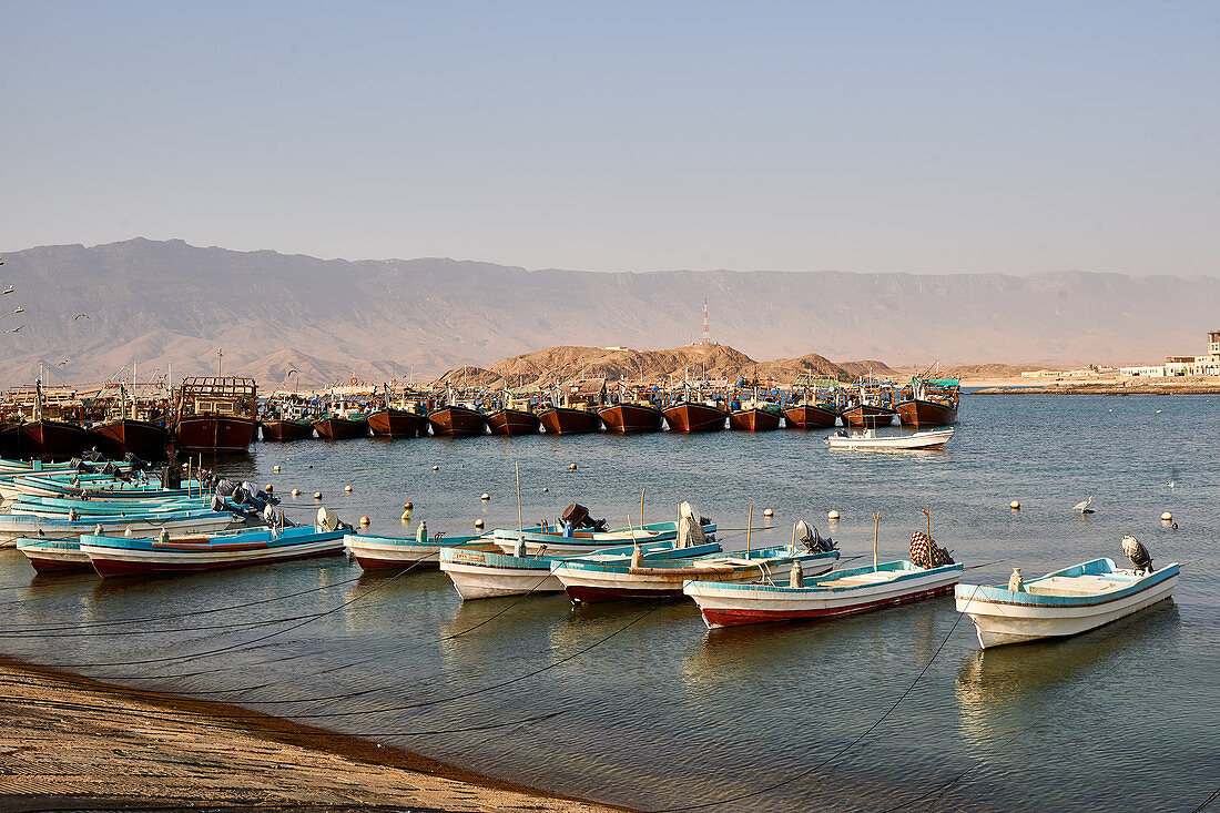 Boote in einem Hafen in der Nähe von Salala, Oman