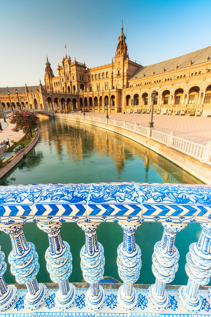 Blick über Kanal und Portikus von einer verzierten glasierten keramischen Balustrade, Plaza de Espana, Sevilla, Andalusien, Spanien, Europa