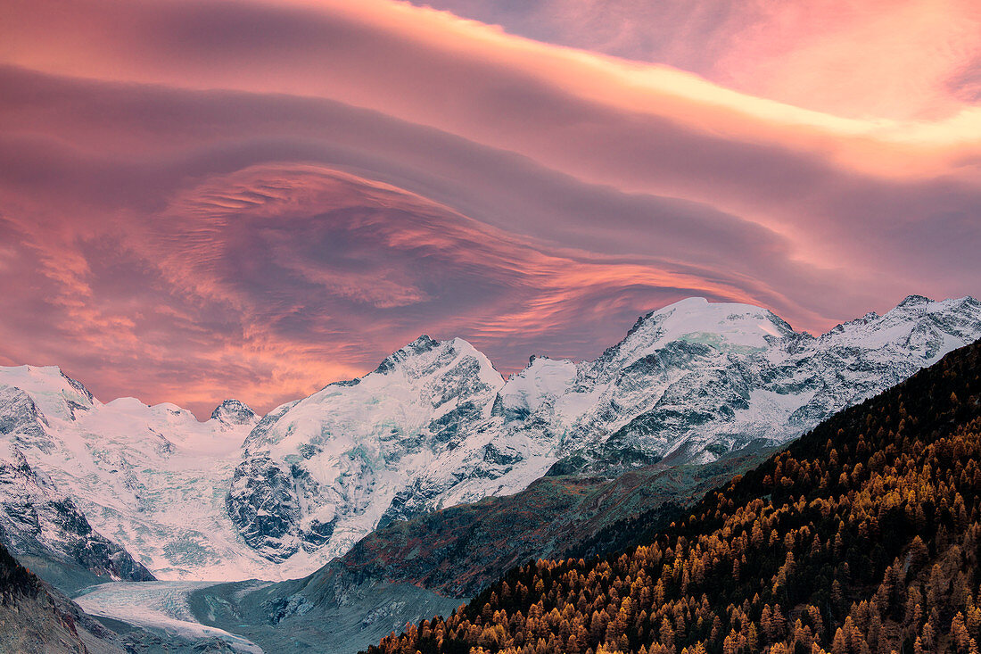 Sonnenuntergang über Piz Bernina und Morteratsch-Gletscher, Engadin, Kanton Graubünden, Schweiz, Europa