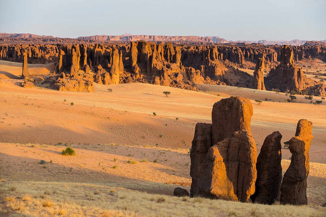 Blick über die wunderschöne Landschaft der Ennedi-Hochebene, UNESCO-Weltkulturerbe, Region Ennedi, Tschad, Afrika