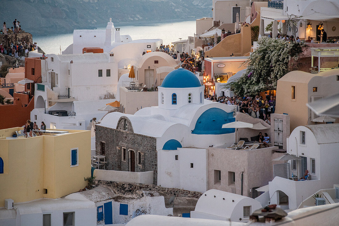 Oia bei Sonnenuntergang in Santorini, Kykladen, Ägäische Inseln, griechische Inseln, Griechenland, Europa