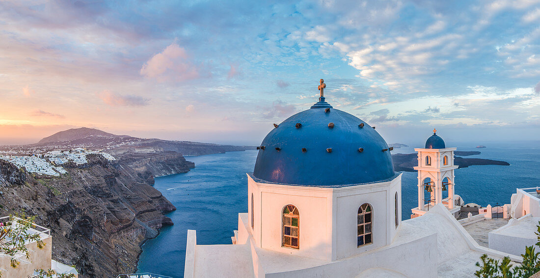 Sonnenaufgang übe der Kirche in Imerovigli, Santorini, Kykladen, Ägäische Inseln, Griechische Inseln, Griechenland, Europa