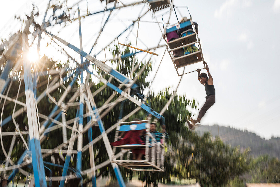 Handbetriebenes Riesenrad am Pindaya-Höhlen-Festival, Shan State, Myanmar (Birma), Asien