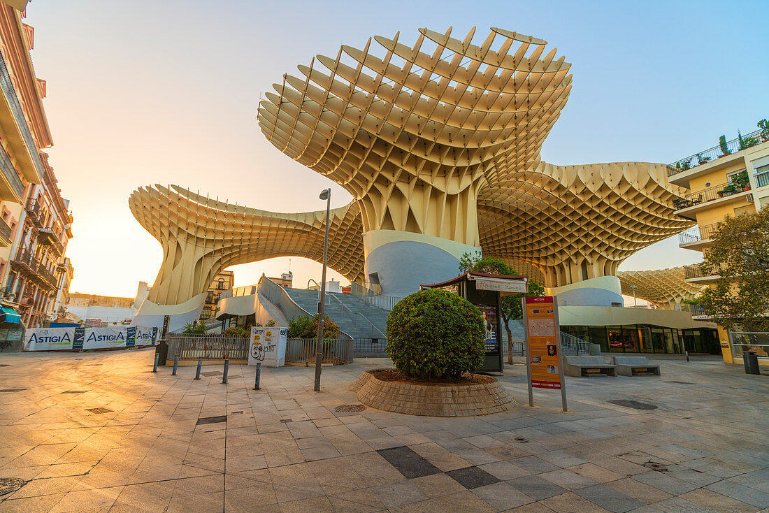 Plaza Mayor, die untere Ebene des Metropol Parasol, Plaza de la Encarnacion, Sevilla, Andalusien, Spanien, Europa