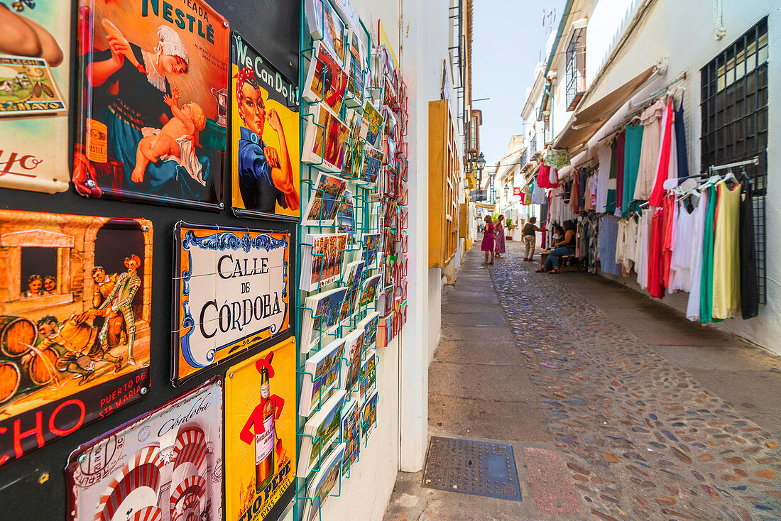 Bunte Keramik und Shops in den Gassen der Altstadt, Cordoba, Andalusien, Spanien, Europa