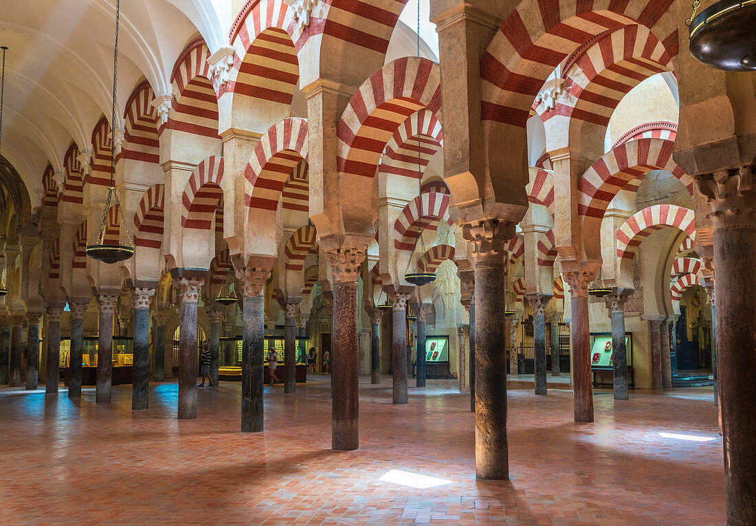 Decorated archways and columns in Moorish style, Mezquita-Catedral (Great Mosque of Cordoba), Cordoba, UNESCO World Heritage Site, Andalusia, Spain, Europe