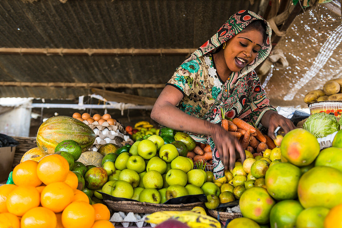 Glückliche Verkäuferin an ihrem Obststand, Abeche, Tschad, Afrika