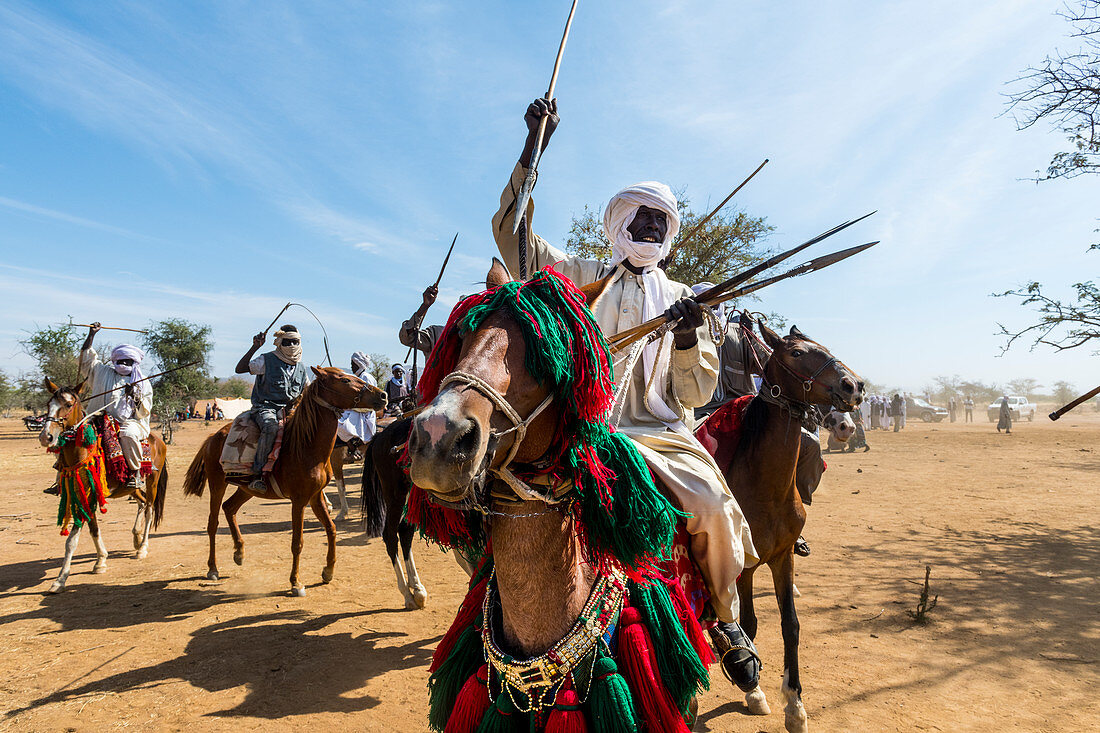 Bunter Reiter an einem Stammesfestival, Sahel, Tschad, Afrika