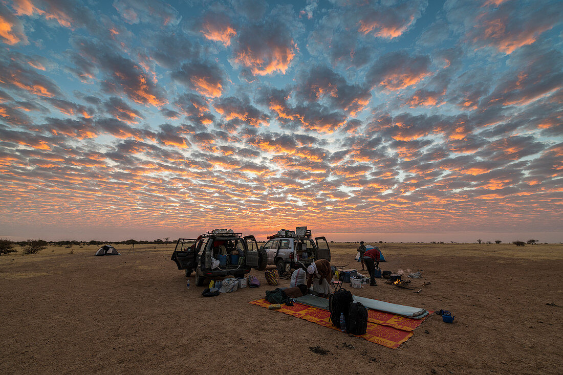 Camping unter einem drastischen Morgenhimmel in der Sahelzonn, Tschad, Afrika