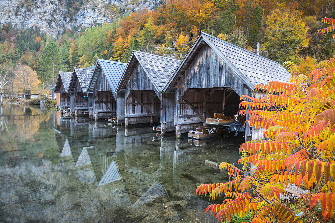 Holzbauten am Seeufer im Herbst in Gmunden, Oberösterreich, Österreich
