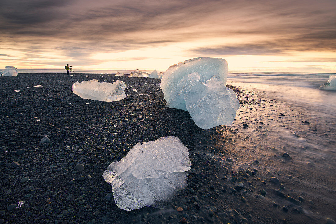 Pieces of ice lying on†lakeshore†of†Jokulsarlon†at dusk, Iceland