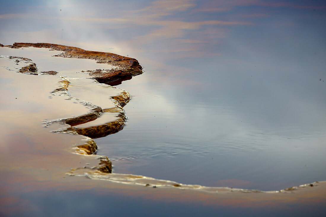 Mineralablagerung in Rio Tinto-Fluss in Bergbaugebiet Minas de Rio Tinto, Huelva-Provinz, Andalusien, Spanien