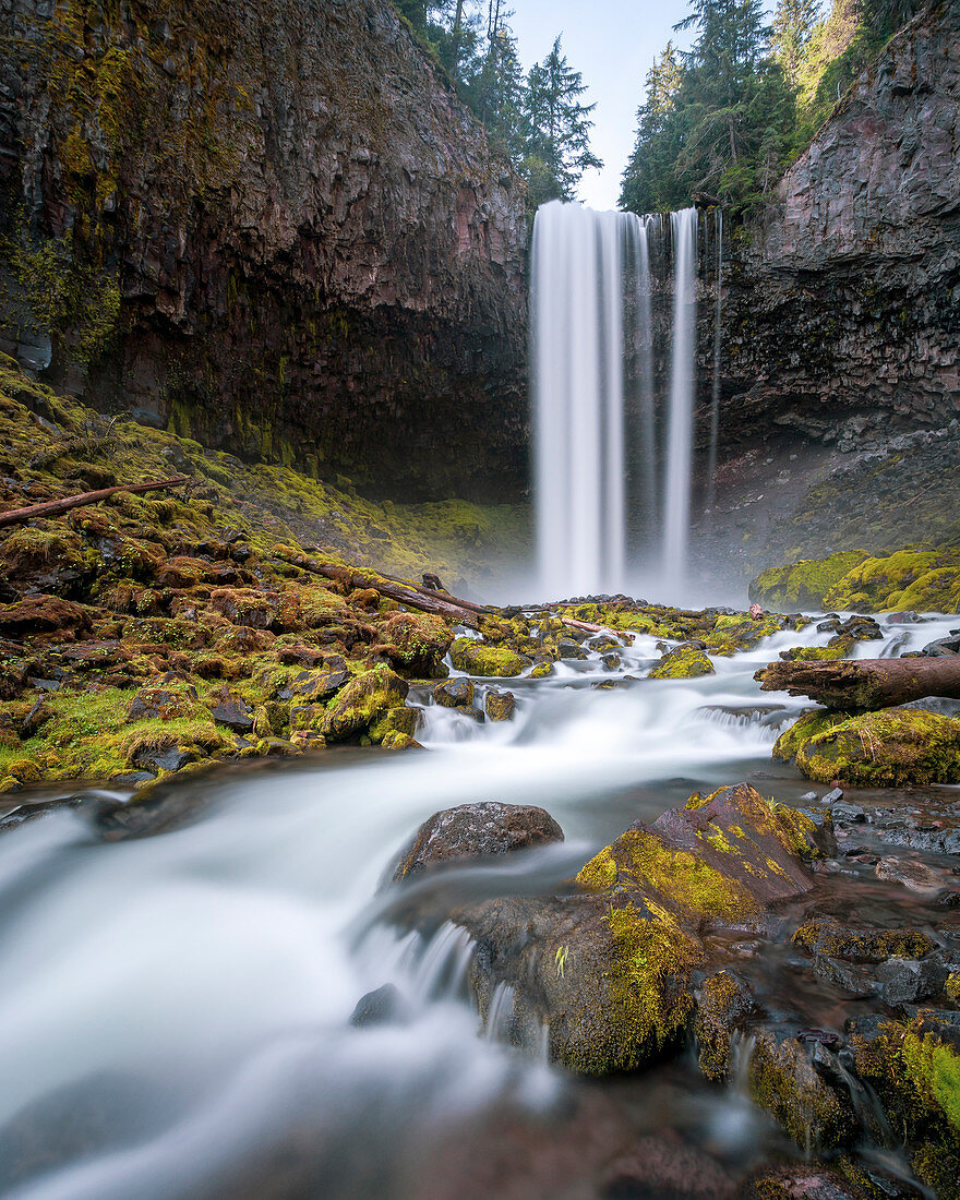 Langzeitbelichtung von Tamanawas-Wasserfällen in Mount Hood National Forest, Oregon, USA
