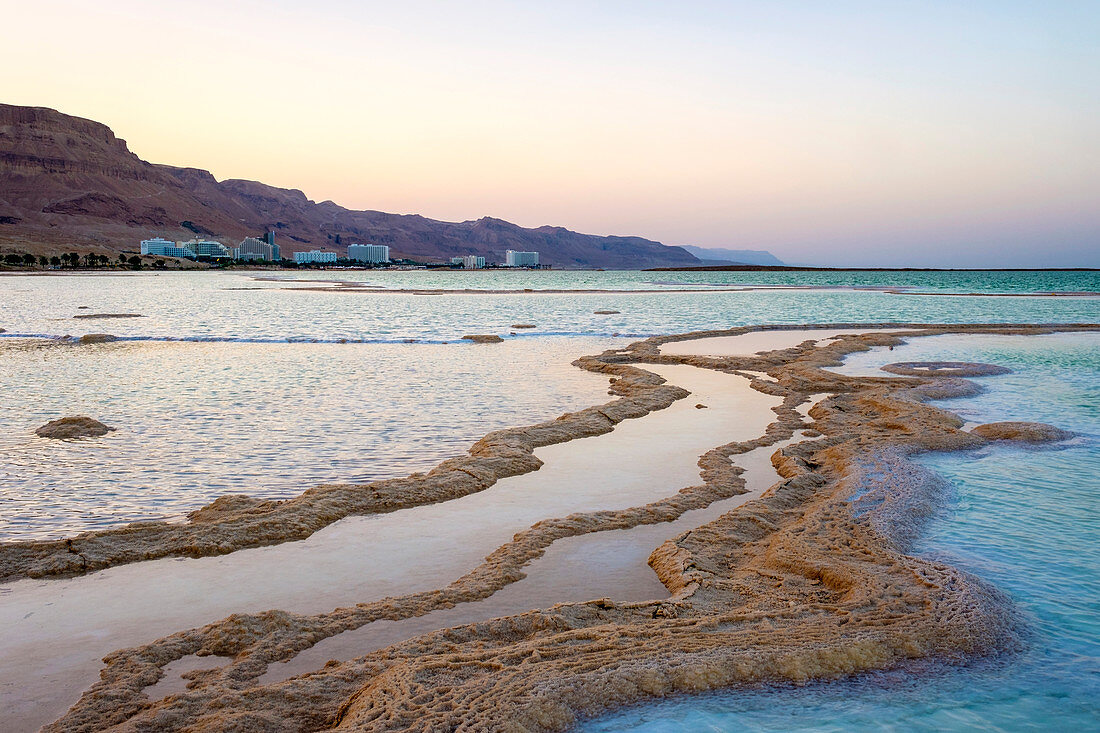 Salzablagerungen im Toten Meer bei Sonnenuntergang, Ein Bokek, Südbezirk, Israel