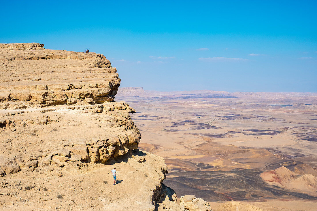 Wanderer am Rand von Makhtesh Ramon Crater, Wüste Negev, Mitzpe Ramon, südlicher Bezirk, Israel