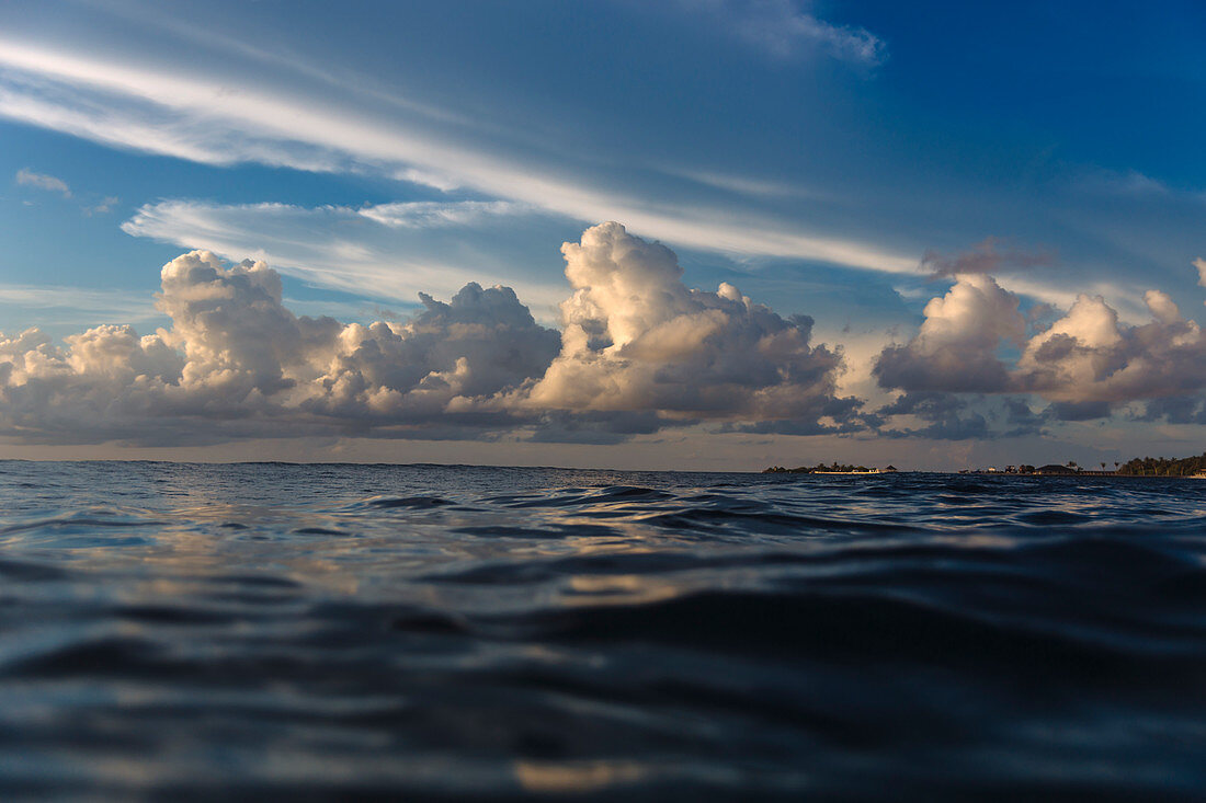Große Wolken über Ozeanwasser in der Dämmerung, Male, Malediven