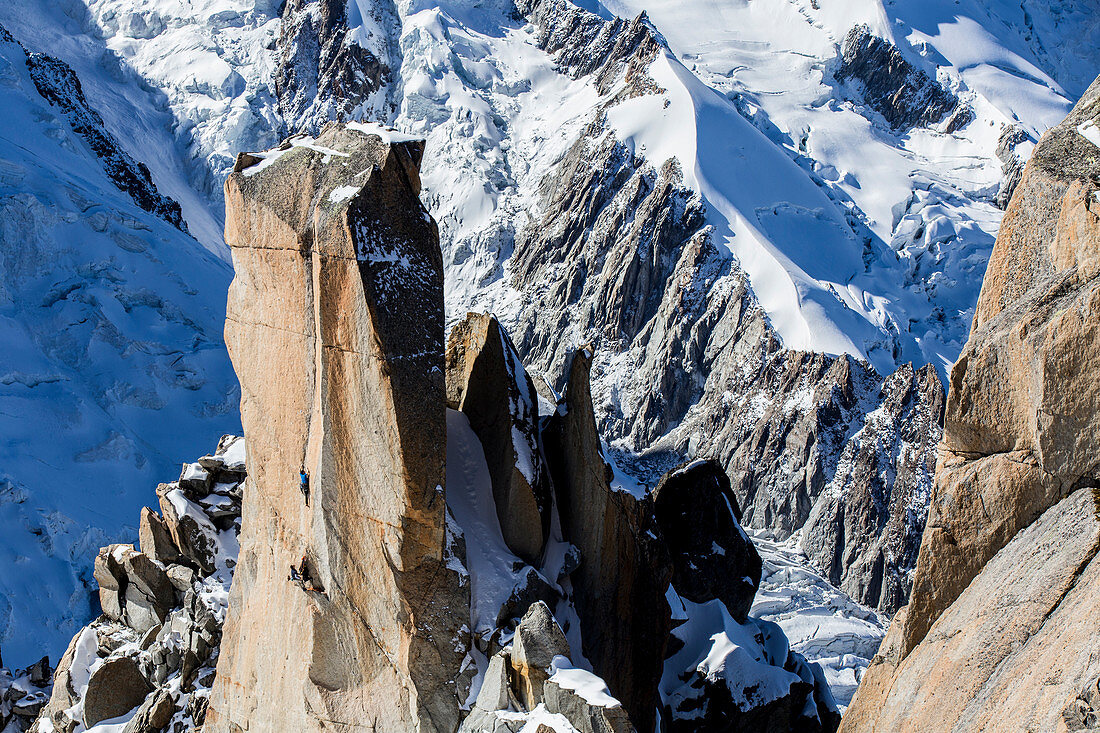 Zwei Alpinisten an der Felsensäule unter Aiguille du Midi in den französischen Alpen, Chamonix Mont-Blanc, Haute Savoie, Frankreich
