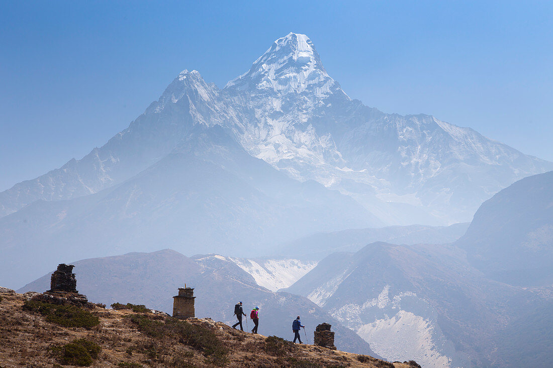 Drei Wanderer auf den Weg zum Everest Base Camp