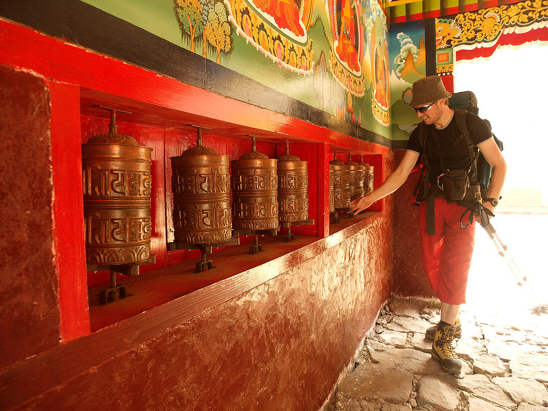 Ein Wanderer dreht buddhistische Gebetsmühlen, um die Mantras zu verbreiten und bittet um viel Glück, Weg zum Everest Base Camp (EBC)